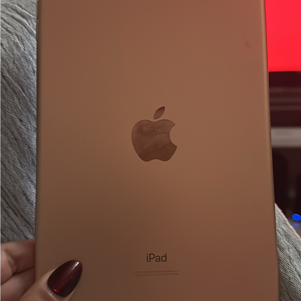 Apple iPad - Elegant Gold- 5th Generation